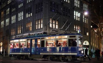 Einsteigen und Eintauchen oder Tunken in der Fondue-Tram