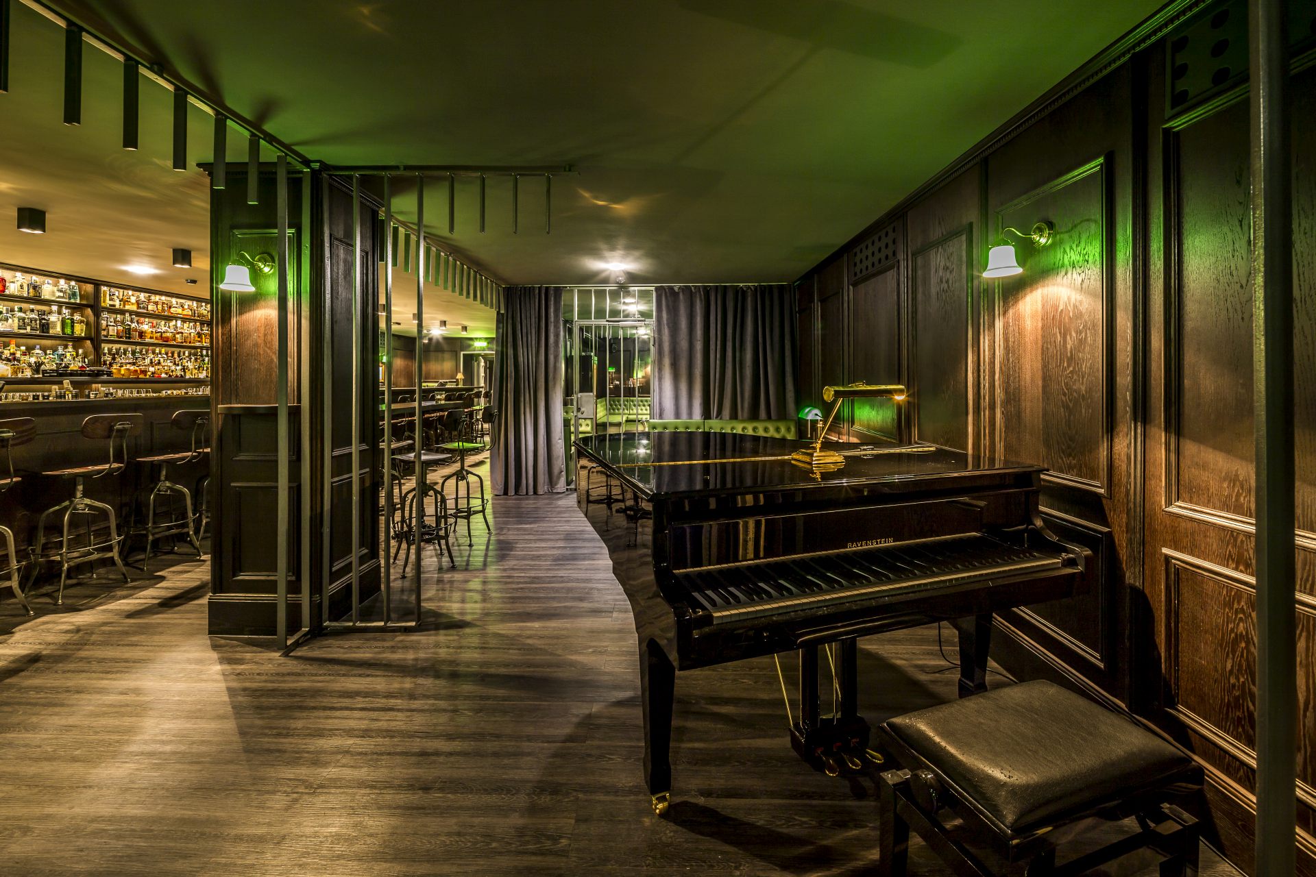 Mit Messbecher und Löffel im Jigger & Spoon Gastrosofie