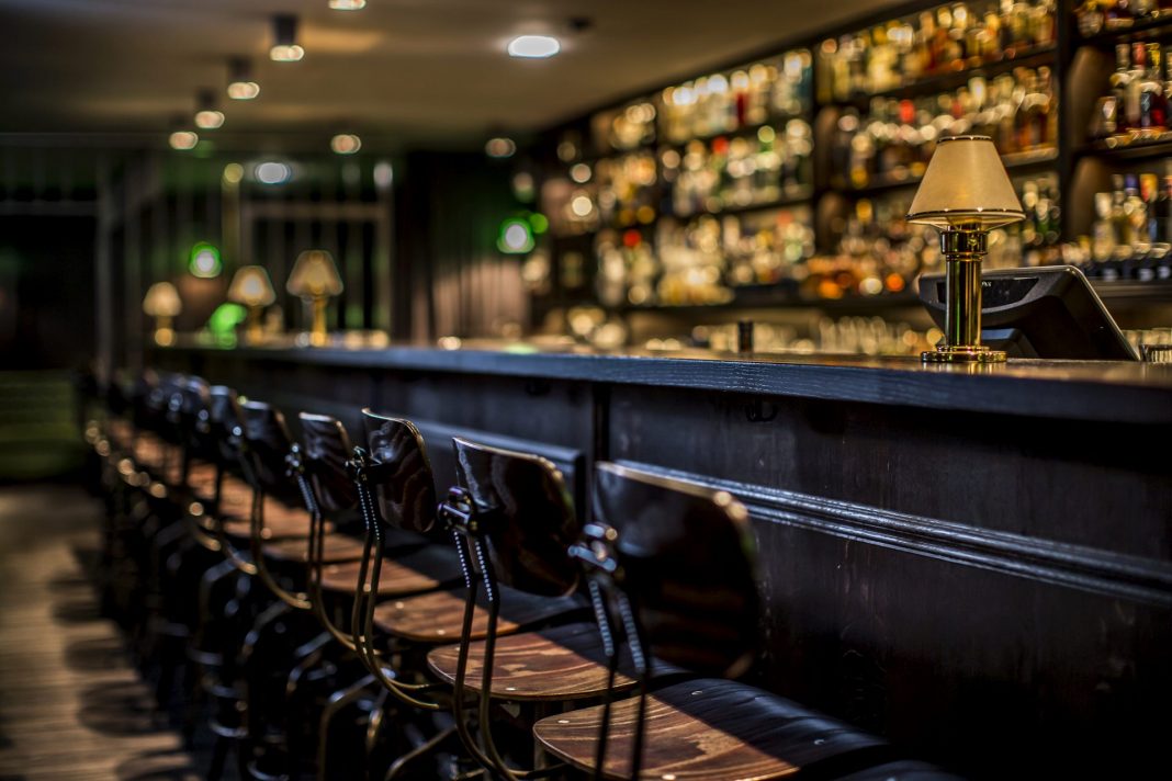 Mit Messbecher und Löffel im Jigger & Spoon Gastrosofie