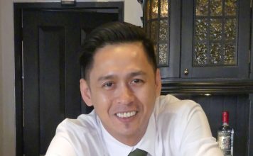 Auf einen Singapur Sling in die Long Bar des berühmten Hotels Raffles in Singapur