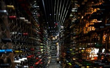 Keine Bar ist wie diese Weinbar oder gehobene Weinkultur im Monvínic in Barcelona