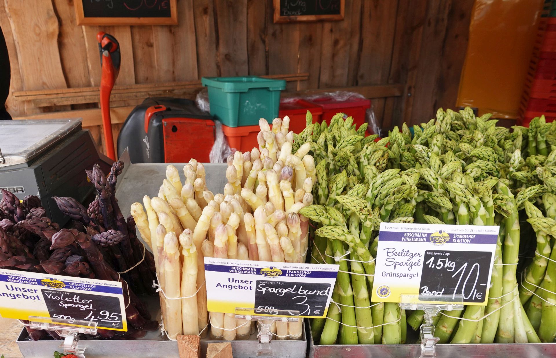 Despite corona, loads of customers at the asparagus and adventure farm
