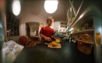 Vier Minuten François Vogel mit einer Banane, einer Orange und einem Brot vor einer Kamera – Zum Kurzfilm „Cuisine“