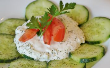 Quzo aus Plomari zu Urkorn-Waffeln mit Spinat und Tsatsiki sowie Wildlachs und Wind-Ei