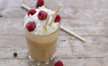 Himmlisch: Kaffee-Milchshake mit Himbeeren – Rezept: Frappè al caffè con panna e lamponi zuccherati