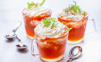 Rezept: Tomatensaft mit Basilikumsahne und einem Schuß Sellerie-Gin