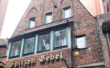 Sluk ut de Lamp im Spitzen Gebel und sonst Haake Beek frisch gezapft vom Faß