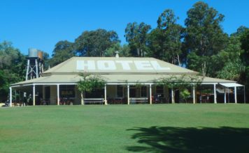 „Paddle and Pub Tour“ – Erst die Noosa Everglades in Queensland, Australien, dann der Pub im The Apollonian Hotel
