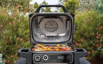 Die Ninjas bringen den „ersten Outdoorgrill mit Smokerfunktion – den Ninja Woodfire“ auf den Markt und an Gastrosophen