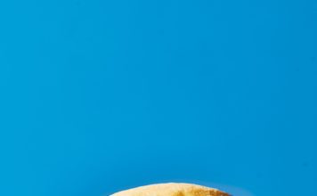 Rezept: Bacon-Brötchen mit Avocado & grünem Paprika-Relish