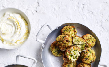 Rezept: Zucchini-Bällchen mit Zitronen-Joghurt