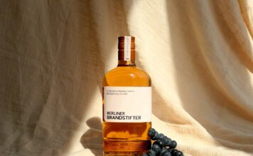 Der neue Aged Gin 2024 von Berliner Brandstifter ist da – 16 Monate lang reifte der Berlin Aged Gin 2024 in Rotweinfässern aus Bordeaux