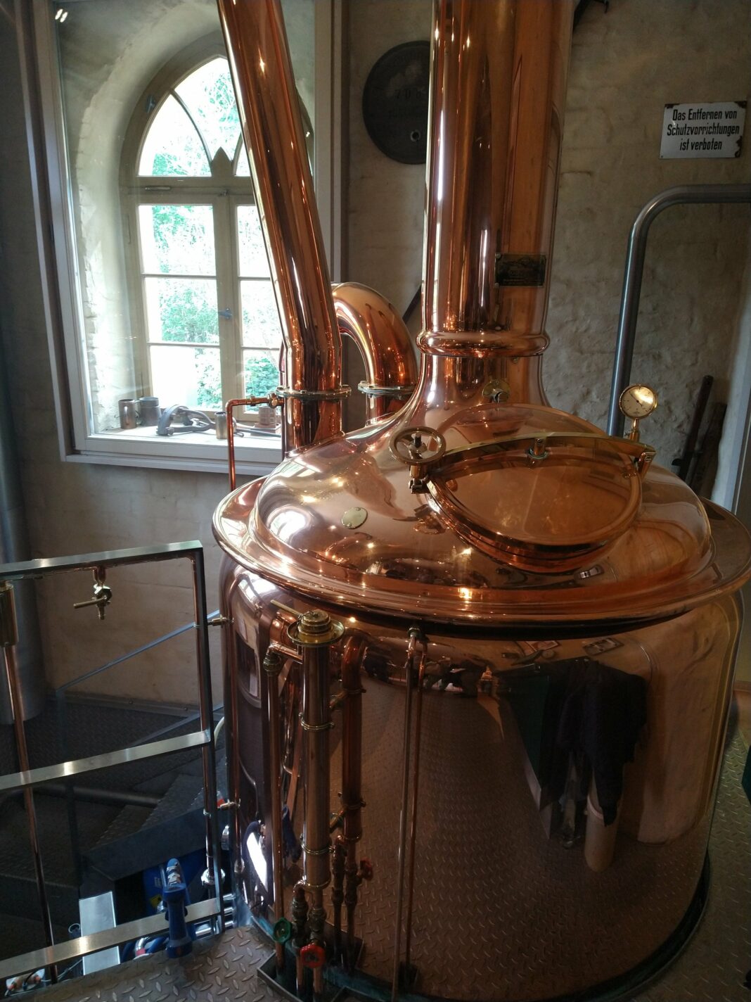 Ein Blick ins Sudwerk der Brauerei Meierei. Der Brauereikessel aus Kupfer glänzt. © Münzenberg Medien, Foto/ BU: Stefan Pribnow, Ort und Datum der Aufnahme: Potsdam, 21.7.2023