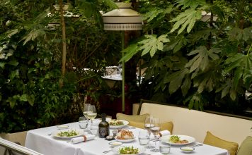 Der Patio des Hotels La Réserve in Paris öffnet wieder und serviert werden Köstlichkeiten von Jérôme Bancte