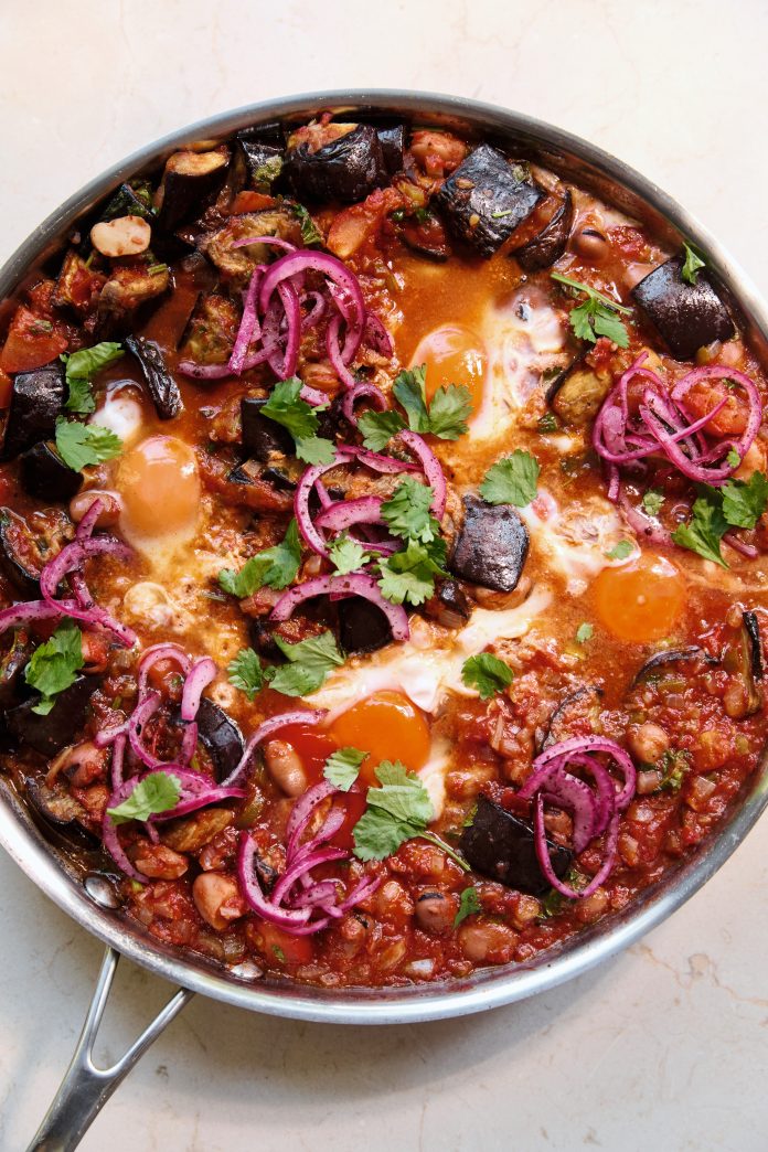 "Auberginen & Dicke Bohnen mit Setzeiern" ist ein Rezept auf Seite 53 des Kochbuches "Boustany" von Sami Tamimi. © Dorling Kindersley Verlag GmbH, BU: Stefan Pribnow