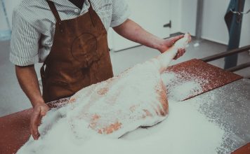 Knochenschinken im Stück und in Scheiben