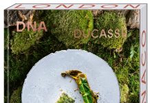 135 Rezepte aus den Küchen der Ducass-Restaurants „Le Louis XV – Alain Ducasse“, „Le Plaza Athénée – Alain Ducasse“ und „Alain Ducasse at The Dorchester“ oder die Abkürzung für eine Säure im Titel des Buches „DNA Ducasse“
