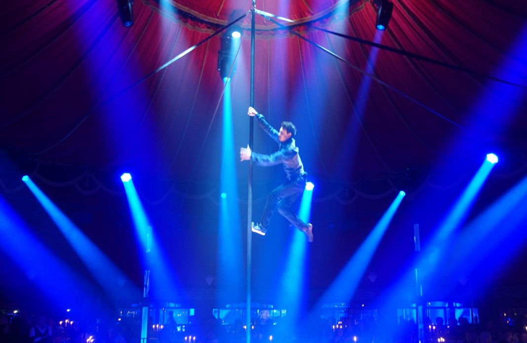 Mario Español erklimmt mit tänzerischer Kraft den chinesischen Mast. © Foto/ BU: Fritz Hermann Köser, Ort und Datum der Aufnahme: Berlin, 6.11.2025