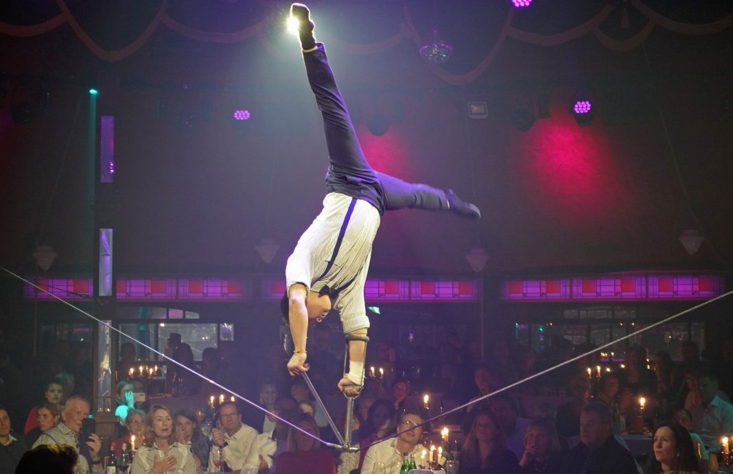 Tonghui Ni thrills on the flexible slack rope with precise technique. © Photo/ BU: Fritz Hermann Köser, place and date of recording: Berlin, 6 November 2025