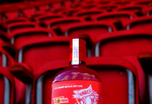 Auf einer grünen Wiese zwei Gläser aufgestellt… – 1. FC Union Berlin Dry Gin von der Berliner Brandstifter GmbH