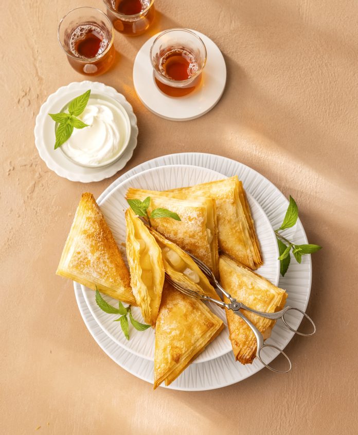 Gebackene Baklava-Blätter mit Birnen-Limetten-Marmelade von Ali Güngörmüs. © DK Verlag / Sandra Eckhardt