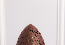 Ein Osterei von Patissier David Potier zu Ostern 2026 im Hotel Baur au Lac