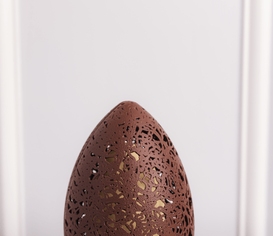 Ein Osterei von Patissier David Potier zu Ostern 2026 im Hotel Baur au Lac