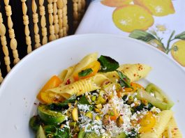 Rezept: Garganelli mit rohen Tomaten, Ziegenkäse, Pistazien und Minze