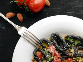 Rezept: Schwarze Lorighittas mit Mandel-Tomaten-Pesto