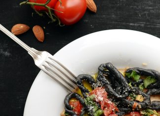 Rezept: Schwarze Lorighittas mit Mandel-Tomaten-Pesto
