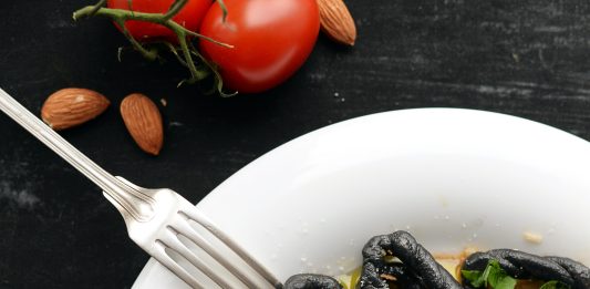 Rezept: Schwarze Lorighittas mit Mandel-Tomaten-Pesto