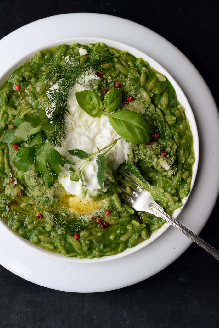 "Kräuter-Orzo-Risotto mit Stracciatella" auf Seite 71 im Buch "Pasta und Verdura" von Cettina Vicenzino. © Foto: Cettina Vicenzino, BU: Stefan Pribnow