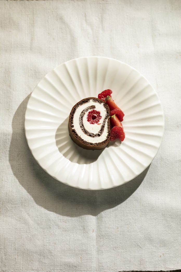 Schokobiskuitrolle, Seite 59 im Kochbuch "Wilde Zeiten Küche" von Harald Rüssel und Söhne. © Foto: Joerg Lehmann