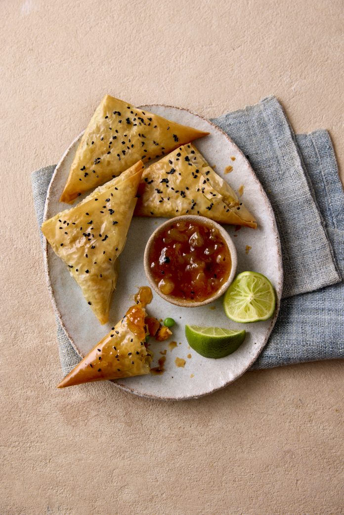 Das Rezept "Süßkartoffel-Erbsen-Samosas" auf Seite 44 im Werk "Das ultimative Veggie Airfryer Kochbuch" im Verlag Dorling Kindersley. © DK Verlag / Tony Briscoe
