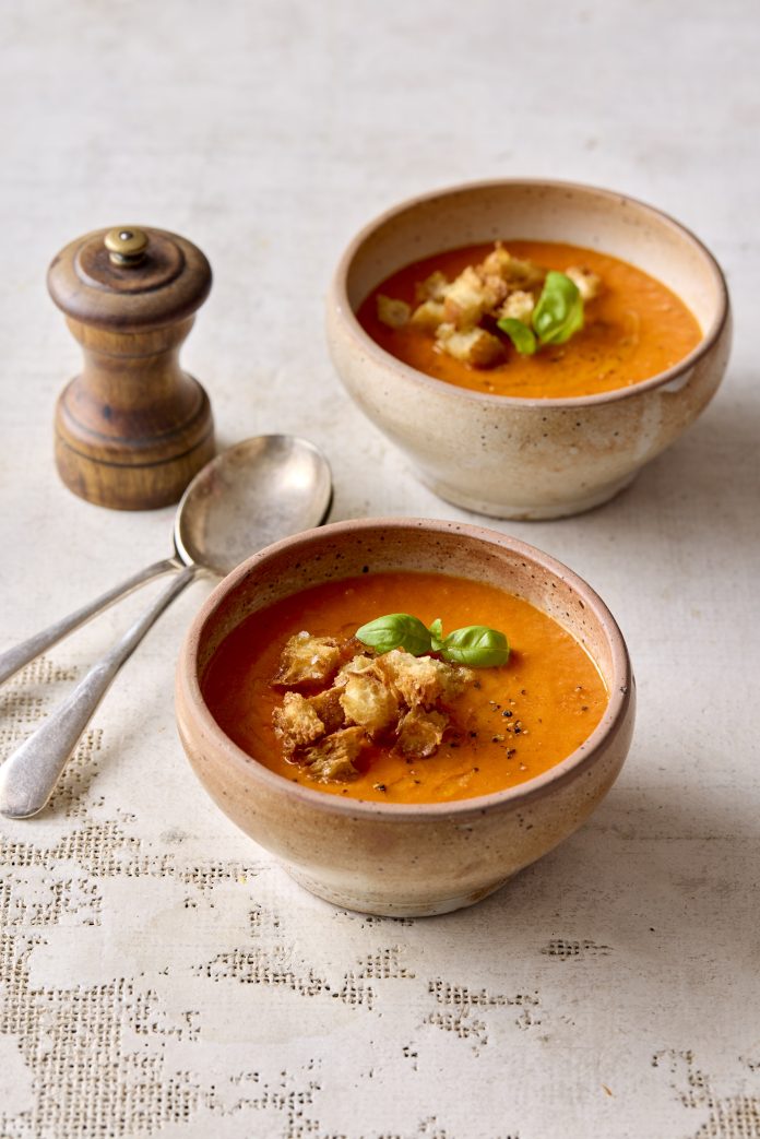 Das Rezept "Rote-Paprika-Suppe" auf Seite 78 im Werk "Das ultimative Veggie Airfryer Kochbuch" im Verlag Dorling Kindersley. © DK Verlag / Tony Briscoe