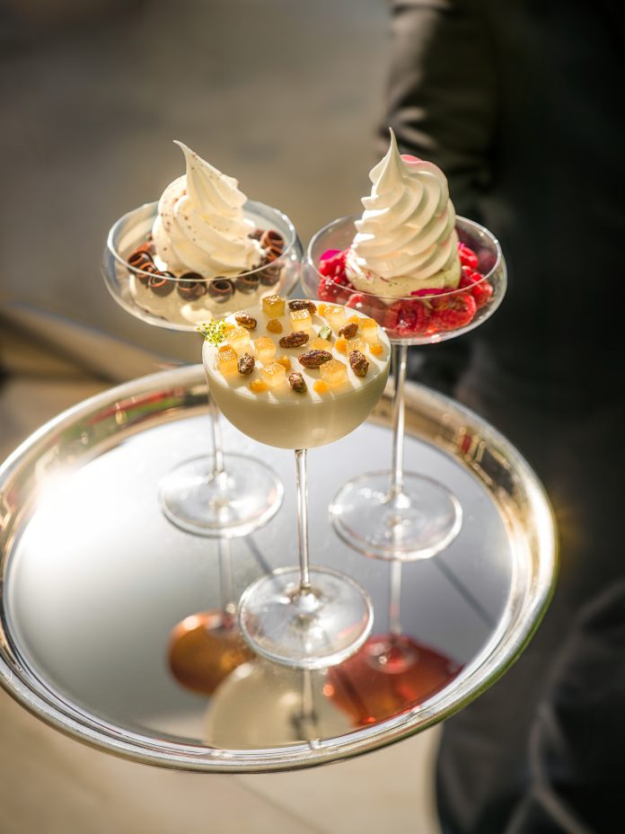 Drei köstliche Eiskreationen im Café Antonia in Paris. © Oetker Hotels / Ilya Kagan