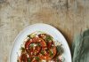 Rezept: Ofenkürbis mit Chili-Honig-Dressing auf Labneh