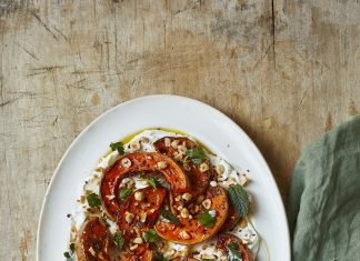 Rezept: Ofenkürbis mit Chili-Honig-Dressing auf Labneh