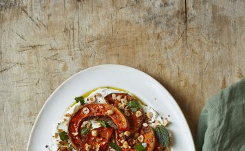 Rezept: Ofenkürbis mit Chili-Honig-Dressing auf Labneh