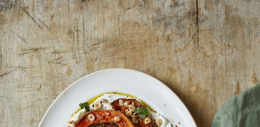 Rezept: Ofenkürbis mit Chili-Honig-Dressing auf Labneh