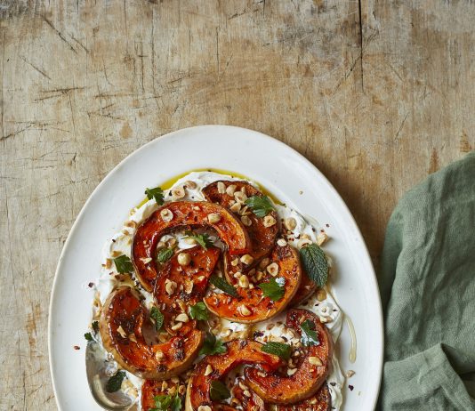 Rezept: Ofenkürbis mit Chili-Honig-Dressing auf Labneh