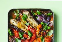 Rezept: Escalivada – Langsam gebackene Auberginen, Paprika und Tomaten mit Basilikum-Mandel-Dressing