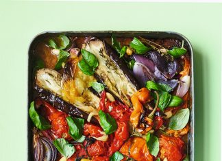 Rezept: Escalivada – Langsam gebackene Auberginen, Paprika und Tomaten mit Basilikum-Mandel-Dressing