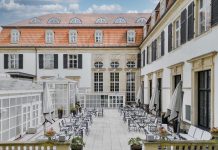 Röstaromen im Refugium – Wenn sommerblauer Himmel über dem Grunewald, dann Terrasse und Garten im Schlosshotel Berlin