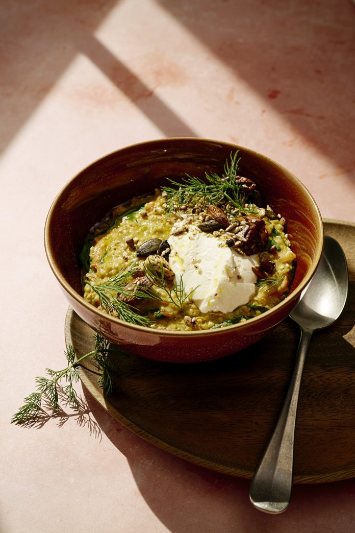 Das Rezept "Buchweizenporridge" auf Seite 151 im Kochbuch für Ausdauersportler mit dem Titel "Traine, Eat, Repeat" von eride Dogum, Dani Hofstetter, Fabian Häfeli und Marlene Low im Verlag Dorling Kindersley. © DK Verlag / Fabian Häfeli