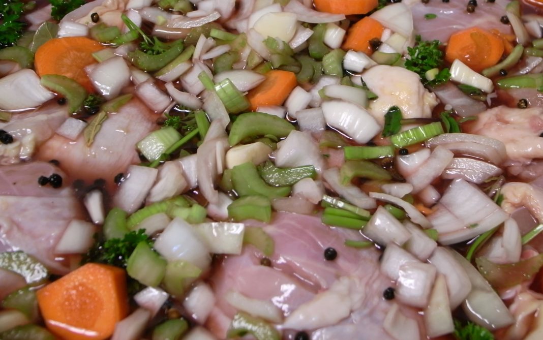 Marinieren von Coq au Vin, gerne mit Chambertin. Foto: Naotake Murayama, CC BY 2.0