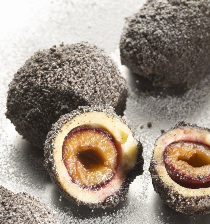 Waldviertler Zwetschken-Knödel aus dem Buch "Cook your life" von Didi Maier. © TRAUNER Verlag + Buchservice GmbH, Linz