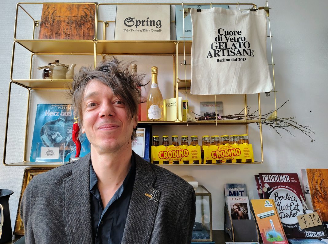 Guido Dorigo, Musiker und Eismann beziehungsweise Geschäftsführer der Cuore di Vetro UG in Berlin. © Münzenberg Medien, Foto / BU: Stefan Pribnow, Ort und Datum der Aufnahme: Berlin, 8.5.2026