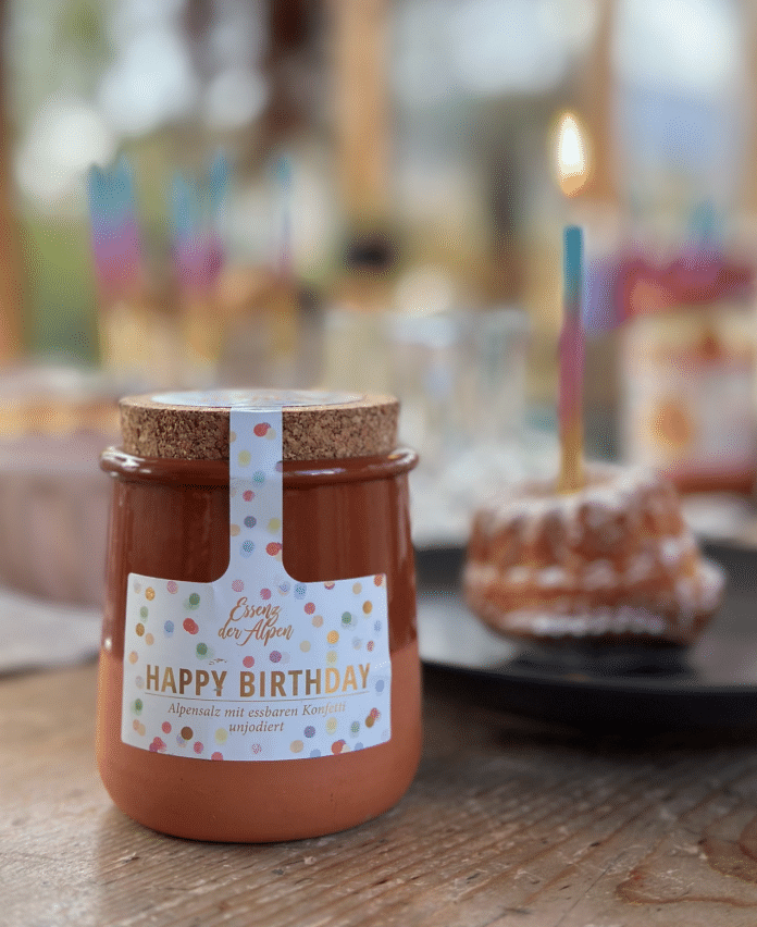 Happy Birthday Salz - Alpensalz unjodiert mit essbaren Konfetti. © Essenz der Alpen GmbH